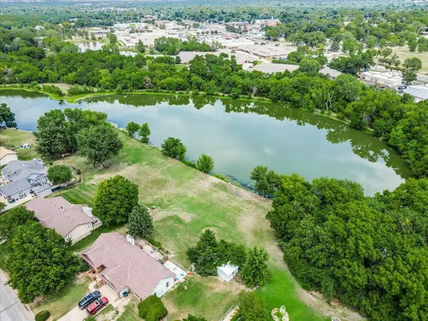 10702 W Rolling Hills Dr, Wichita, KS 67212