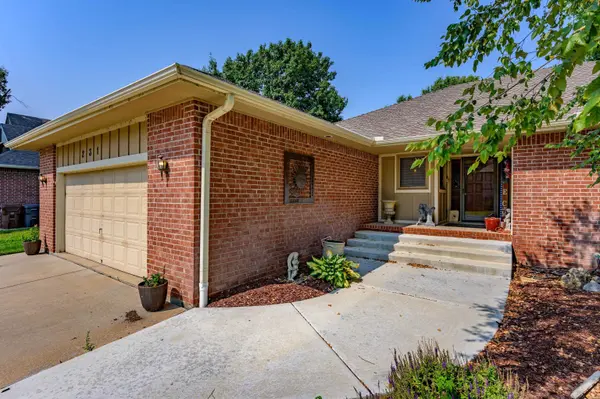 231 N Pine Grove St, Wichita, KS 67212