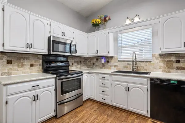 5520 E Falcon Ln, Bel Aire, KS 67220