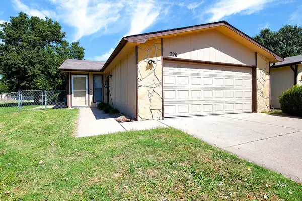 726 N Pin Oak Cr, Derby, KS 67037