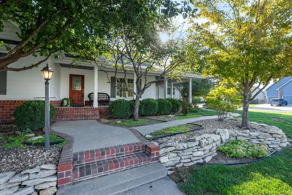 606 W Point Cir, Andover, KS 67002