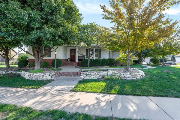 606 W Point Cir, Andover, KS 67002