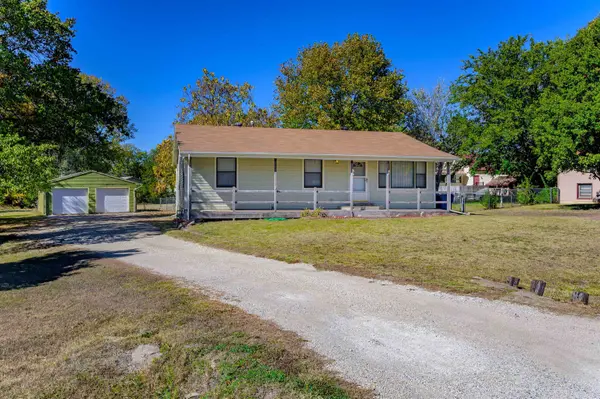 217 S Patrick Henry Rd, Andover, KS 67002