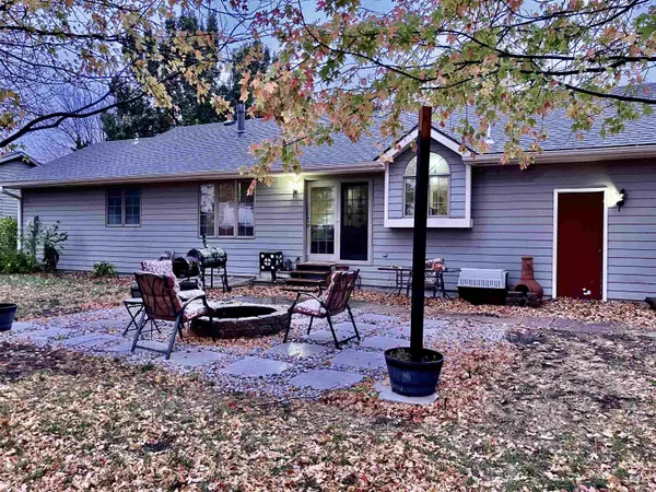 410 Rosewood DR, Hesston, KS 67062