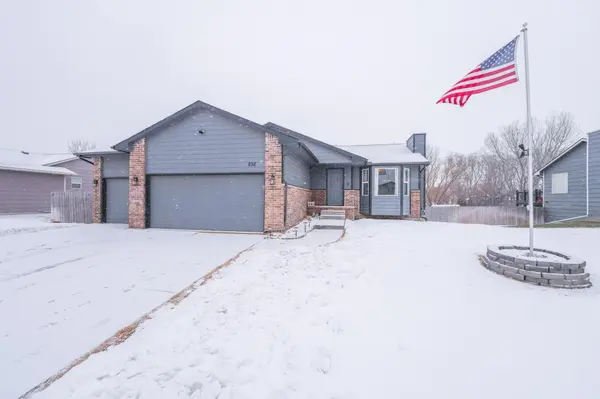 836 S Longbranch Cir, Maize, KS 67101