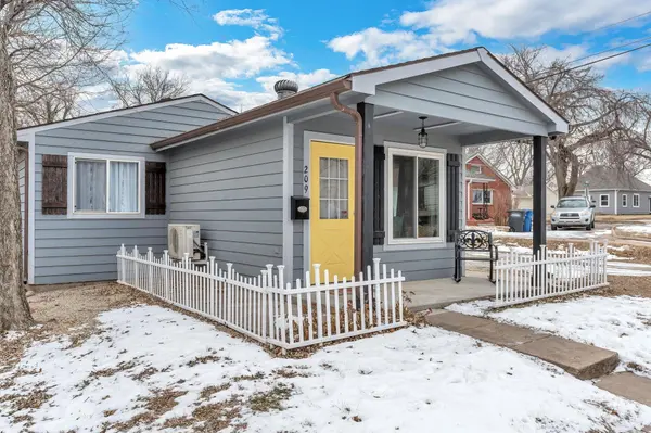 209 E Summit Ave, Augusta, KS 67010