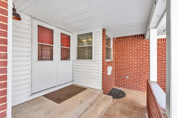 8927 W Warren St, Wichita, KS 67212