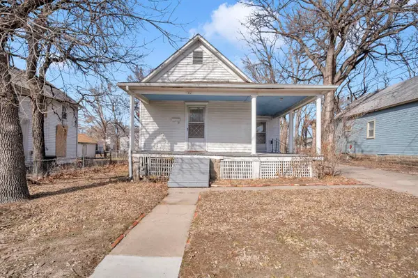 512 Lakeside Pl, Newton, KS 67114