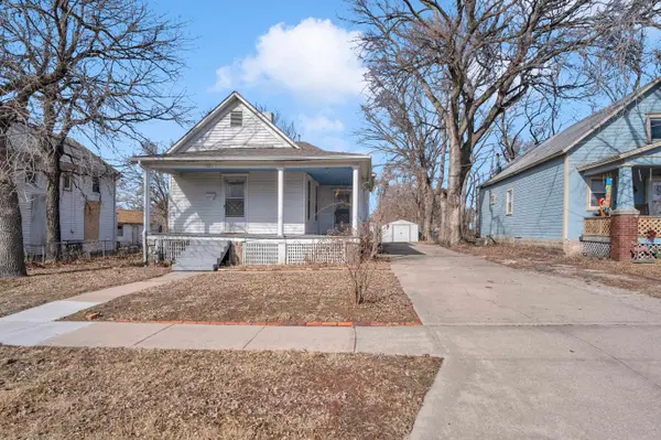 512 Lakeside Pl, Newton, KS 67114