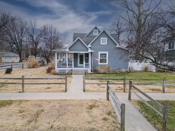 619 E 10th Ave, Winfield, KS 67156
