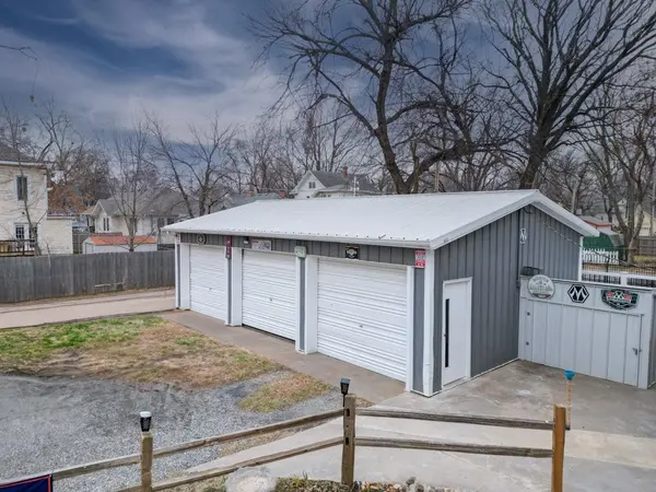 619 E 10th Ave, Winfield, KS 67156