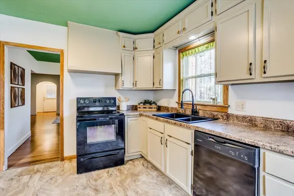 602 S Crestway St, Wichita, KS 67218