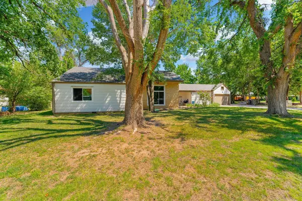 12 Cedar Dr, Newton, KS 67114