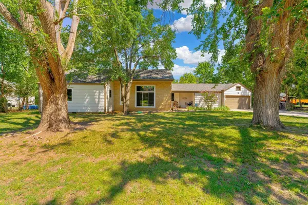 12 Cedar Dr, Newton, KS 67114