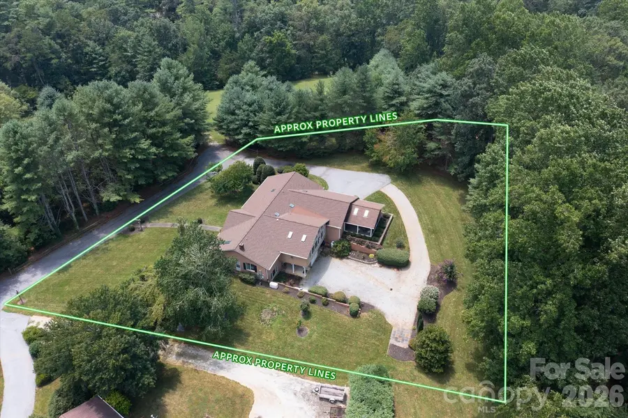 12 Highlander LN, Hendersonville, NC 28792