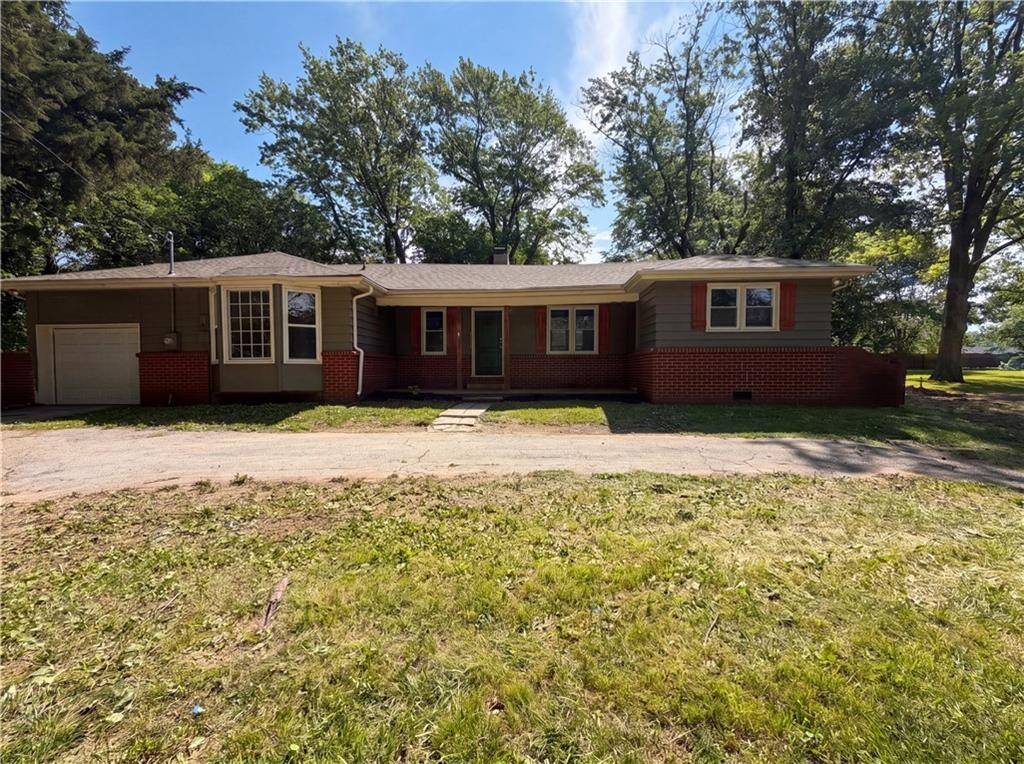 1825 Bren Mar RD, Lee's Summit, MO 64086