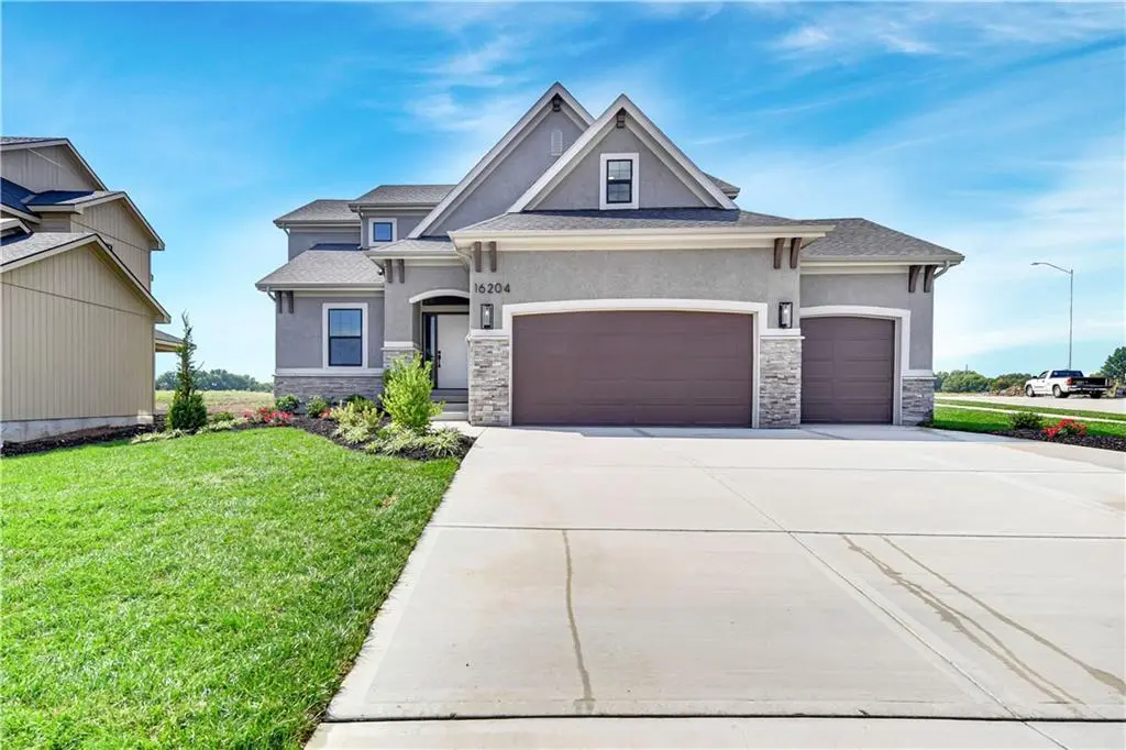 16204 S Twilight LN, Olathe, KS 66062