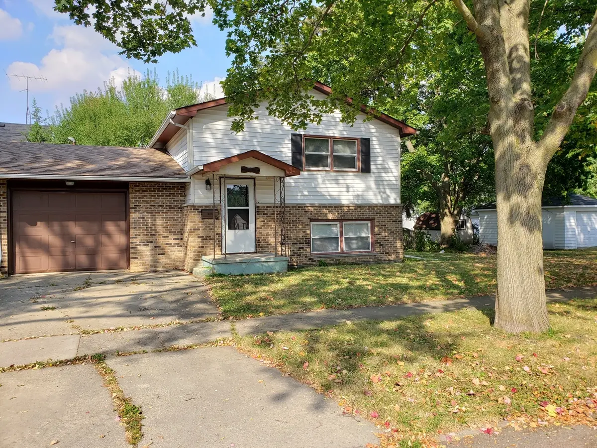 1003 Prospect ST #HALF, Dekalb, IL 60115