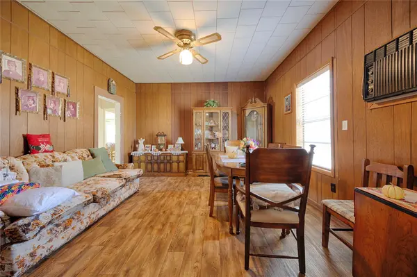 602 E Post Office ST, Weimar, TX 78962