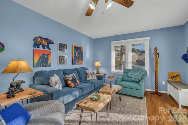 6 Ridgewood LN, Newland, NC 28657