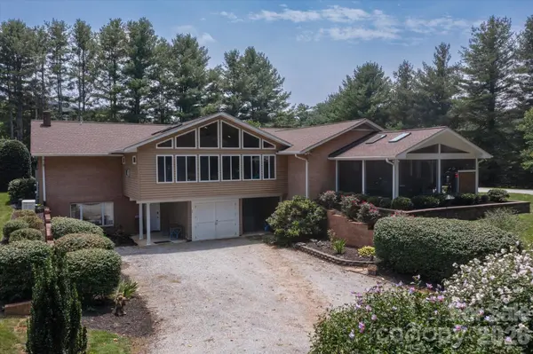 12 Highlander LN, Hendersonville, NC 28792