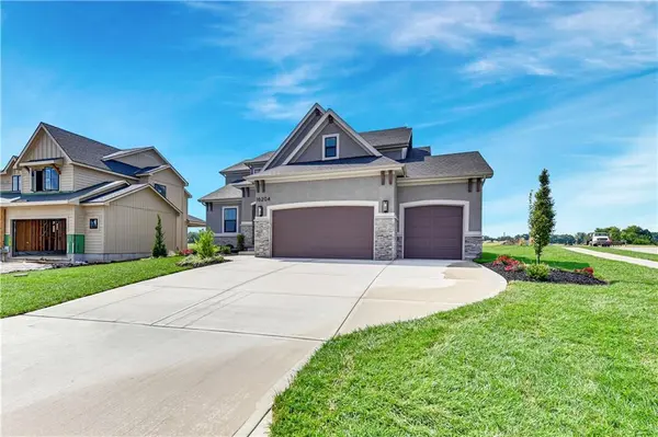 16204 S Twilight LN, Olathe, KS 66062