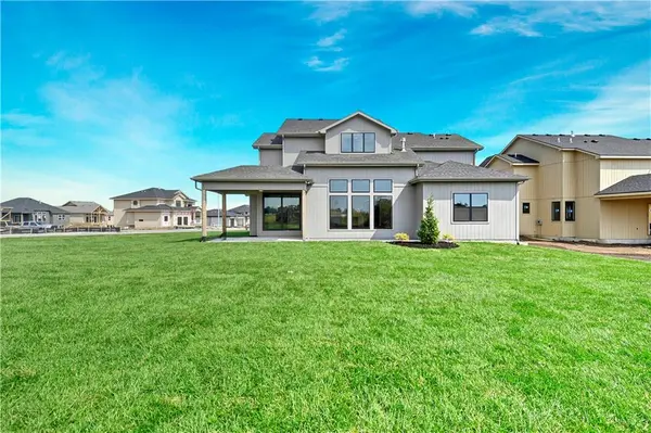 16204 S Twilight LN, Olathe, KS 66062