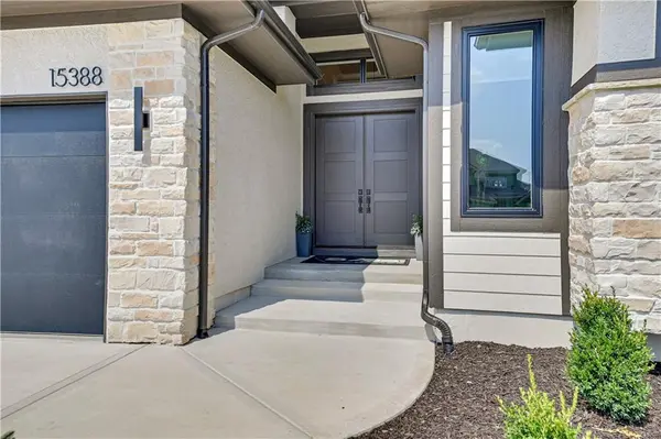 15388 W 161st TER, Olathe, KS 66062