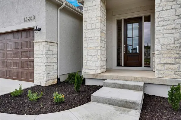 15260 W 161st CT, Olathe, KS 66062