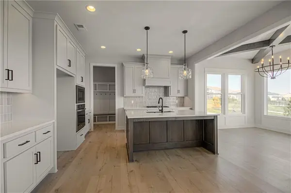 1813 SW Arbormist DR, Lee's Summit, MO 64082