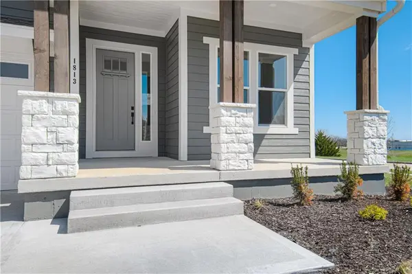 1813 SW Arbormist DR, Lee's Summit, MO 64082