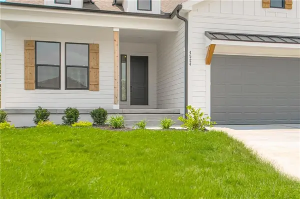 4524 SW Berkshire DR, Lee's Summit, MO 64083