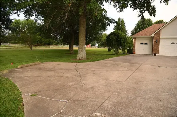 19301 E 215th ST, Harrisonville, MO 64701