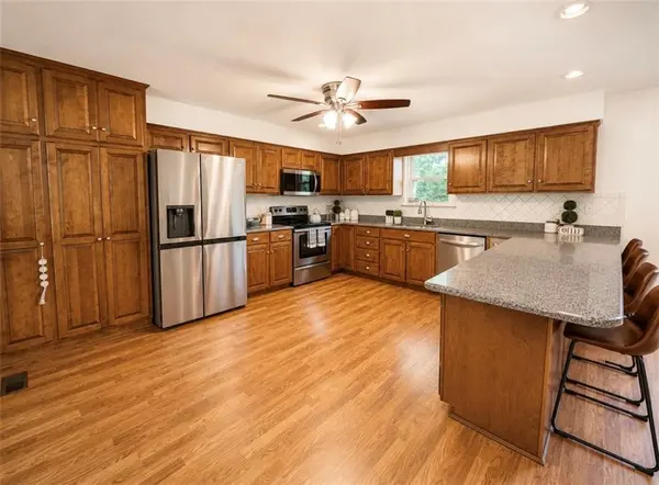 508 Maple LN, Lansing, KS 66043