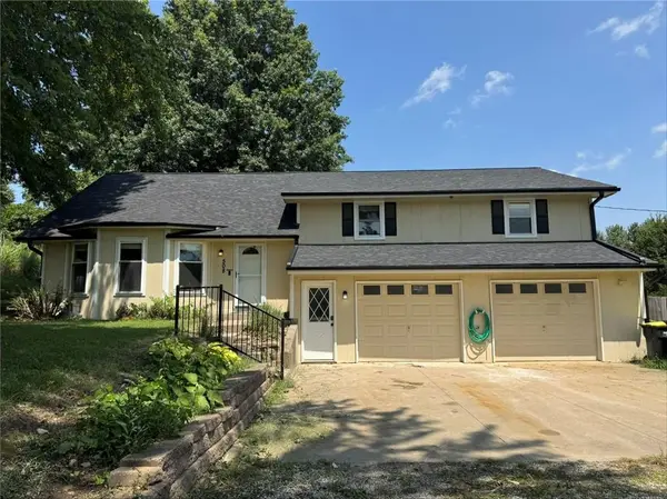 508 Maple LN, Lansing, KS 66043