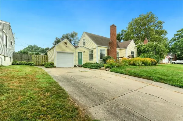 415 NE Moreland DR, Oakwood Park, MO 64118