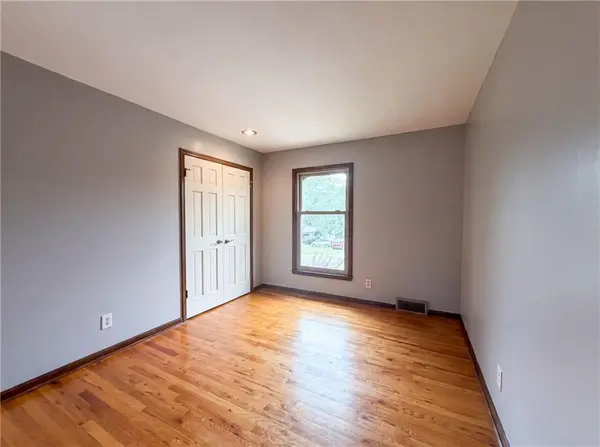 6916 N Overland DR, Kansas City, MO 64151