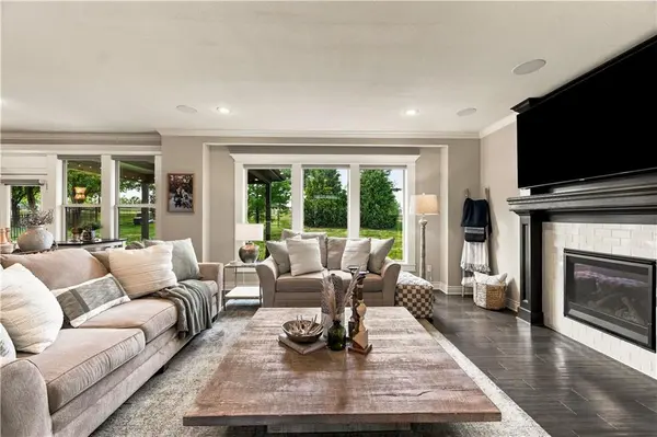 8810 W 165th TER, Overland Park, KS 66085