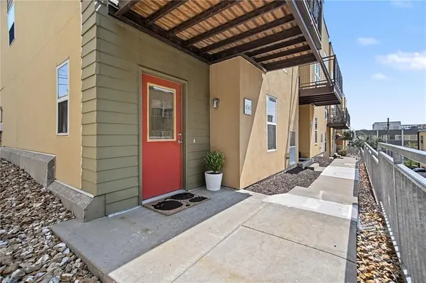 4561 Madison AVE, Kansas City, MO 64111