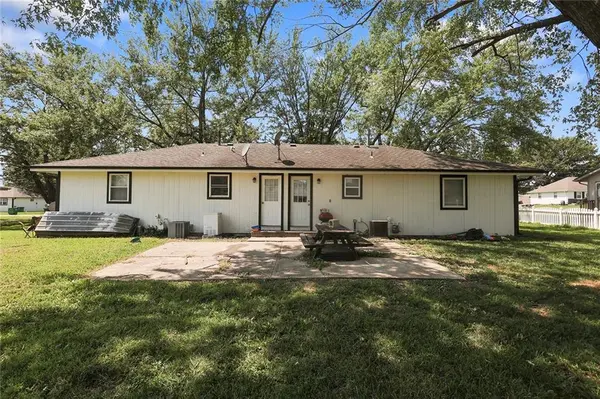 818 Wix LN, Butler, MO 64730