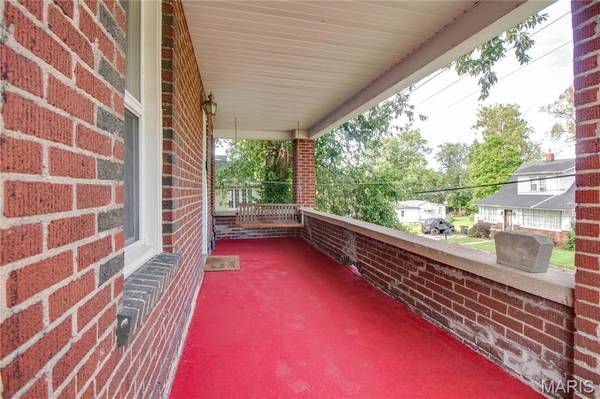 6 Rosa AVE, Godfrey, IL 62035
