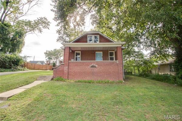 6 Rosa AVE, Godfrey, IL 62035