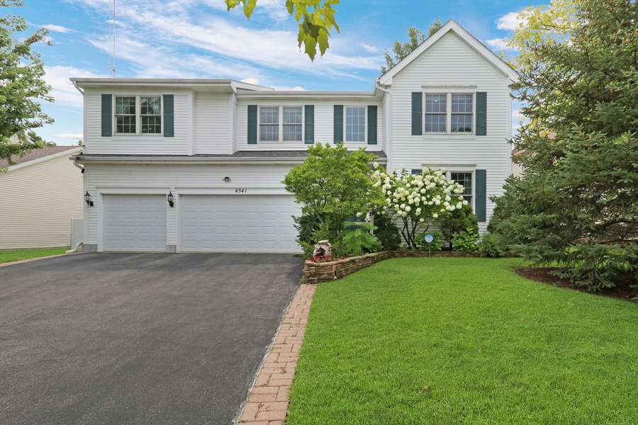 4541 W Westchester LN, Libertyville, IL 60048