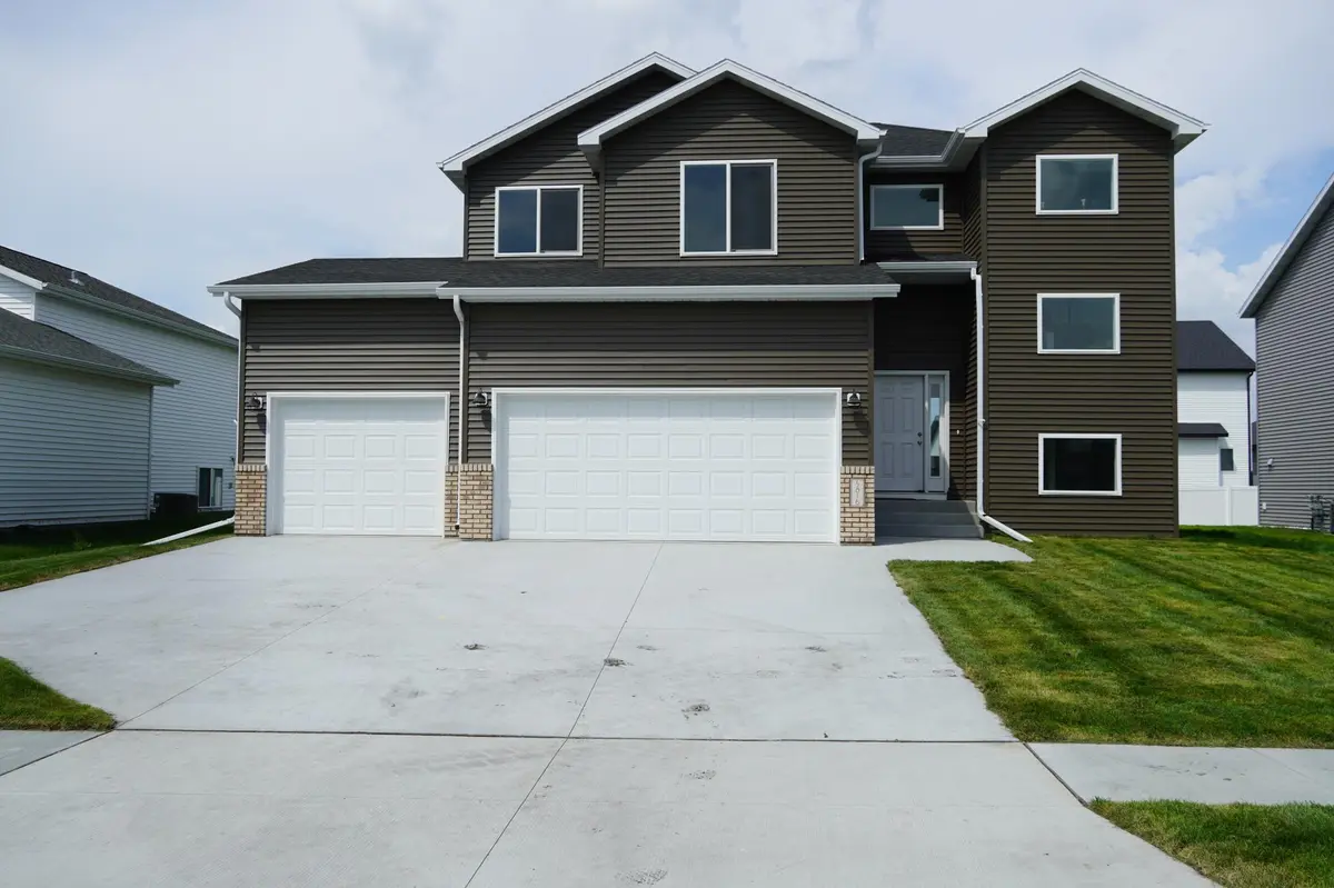5816 James DR W, West Fargo, ND 58078