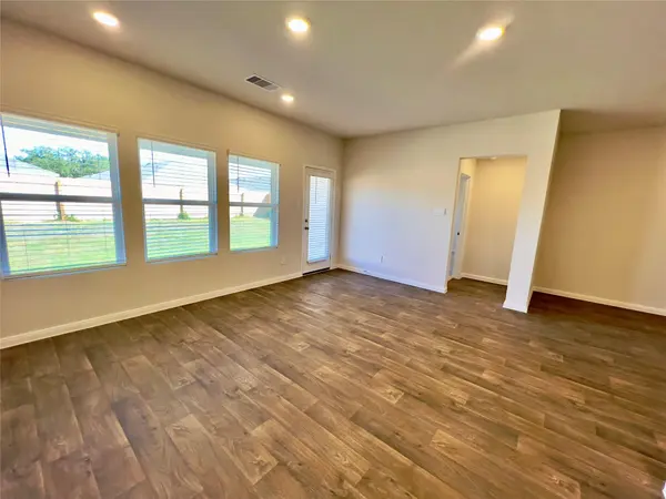 305 Darwin PL, Lockhart, TX 78644