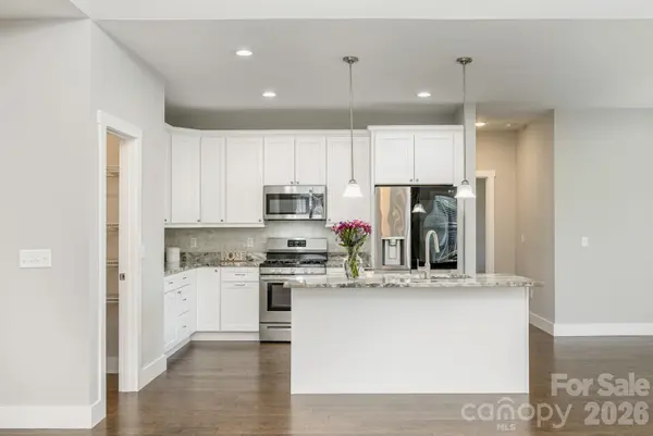 36 Windy Acres Knoll DR, Hendersonville, NC 28792