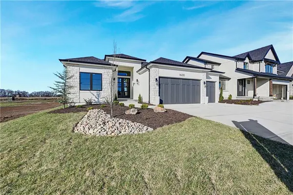 16220 S Twilight LN, Olathe, KS 66062