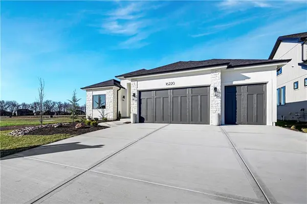 16220 S Twilight LN, Olathe, KS 66062