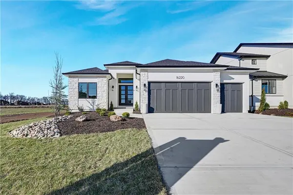 16220 S Twilight LN, Olathe, KS 66062