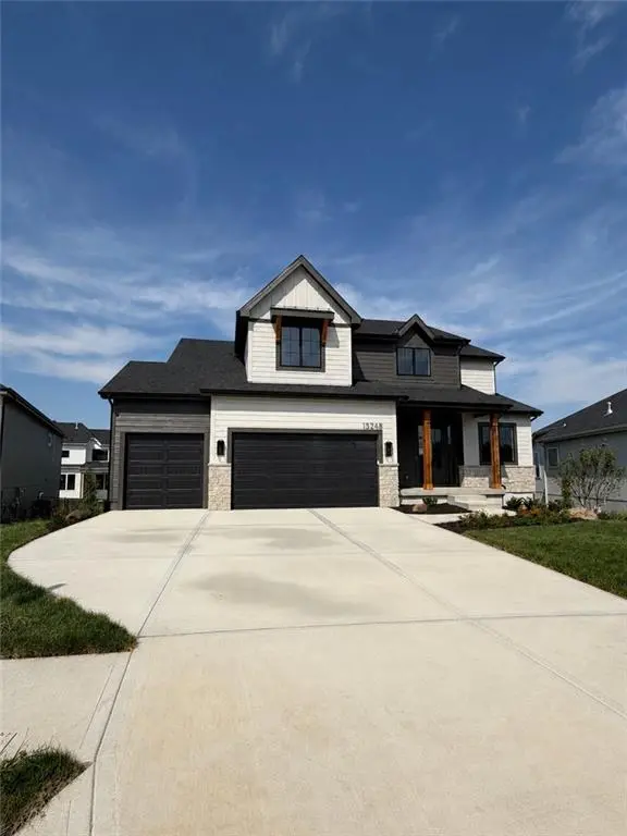 15268 W 161st CT, Olathe, KS 66062